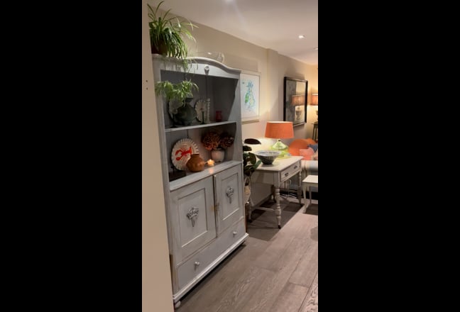 Double bedroom in lovely terrace house  Main Photo