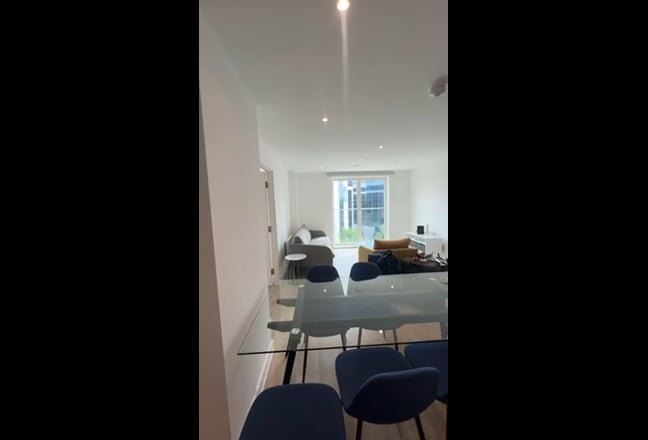 1 room in a 2 bedroom apartment  Main Photo