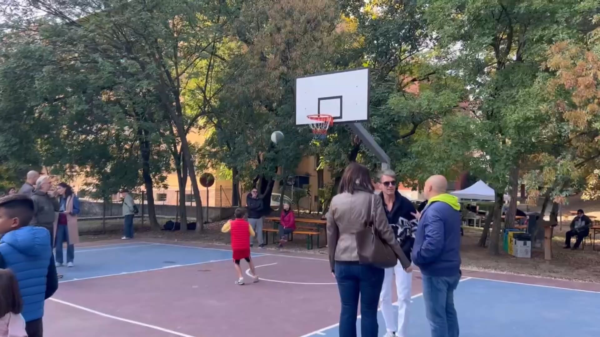 Nuova vita per il Giardino del Ghisello, ecco il campetto da basket ristrutturato