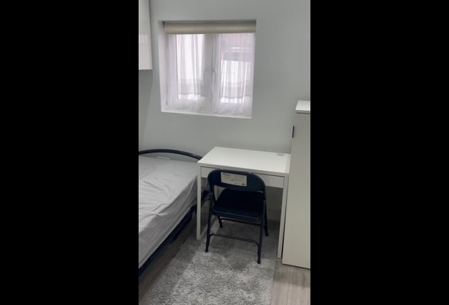New refurbished double and single bedroom Main Photo