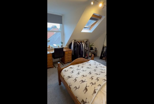 Large double room, central Guildford Main Photo