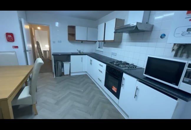 2 large rooms very convenient location in Streatha Main Photo