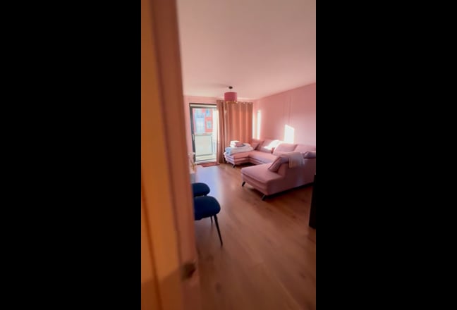 Spacious double room available for 2 months Main Photo
