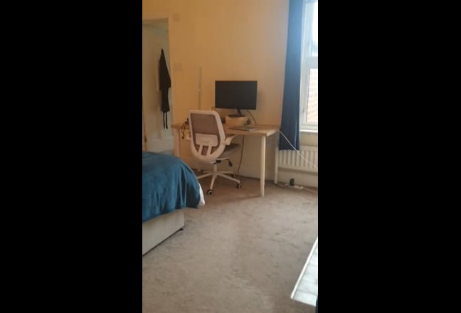 Spacious double room in Caversham Main Photo