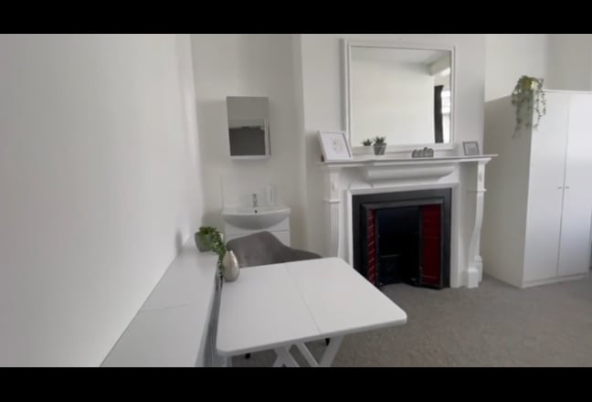 Large, Bright, Double Room, All Bills Included Main Photo