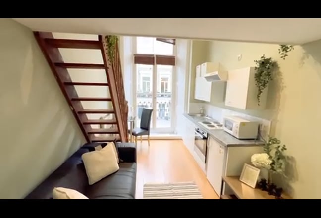 Large single studio with mezzanine in Earls Court Main Photo