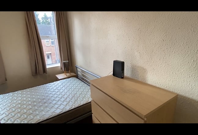 Double room for full-time uni student - Beeston Main Photo