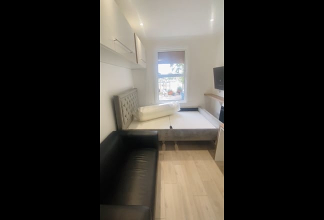 Large 2 Bedroom Flat, in Canning Town Main Photo