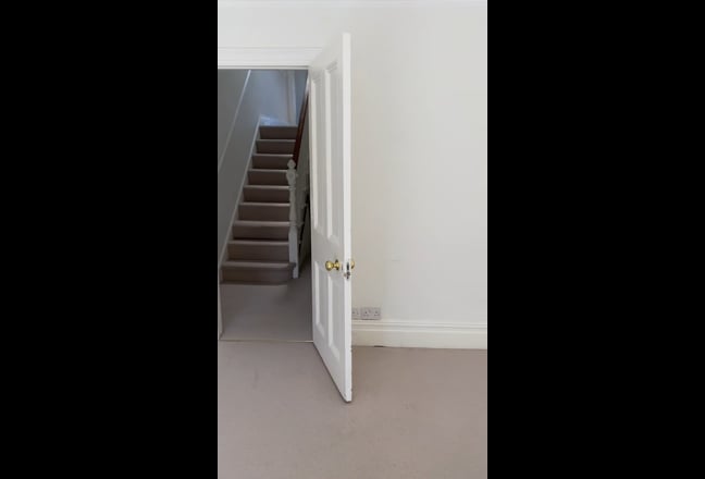 Spacious double bedroom minutes from the Common Main Photo