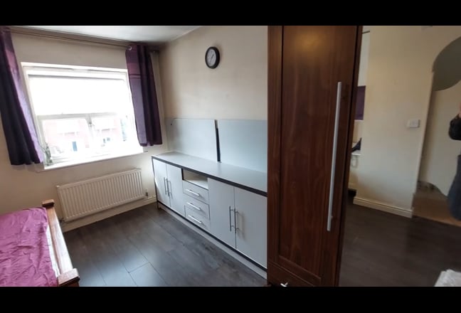 Large cozy ensuite room in Honeychurch close. Main Photo