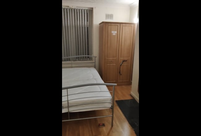Double bedroom available  Main Photo