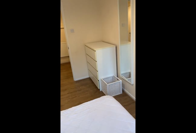 Spacious double, modern tidy flat in Waterloo Main Photo