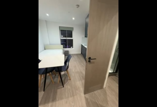  Refurbished Studio Flat - two weeks rent free! Main Photo