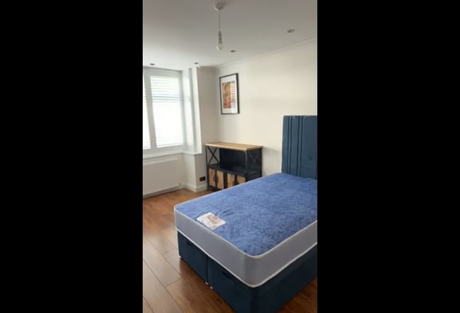 Room in Sudent house available Main Photo
