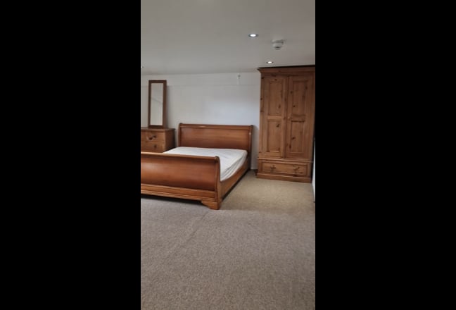 Spacious Lower Ground Room  Sought After Location Main Photo