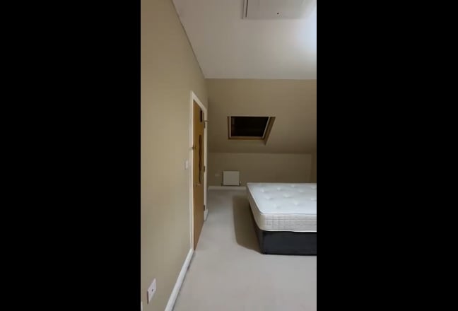 Canal view en-suite room in a female houseshare  Main Photo