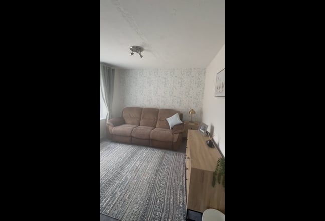 Quiet 1-Bed Annex with Parking, RG14 Main Photo