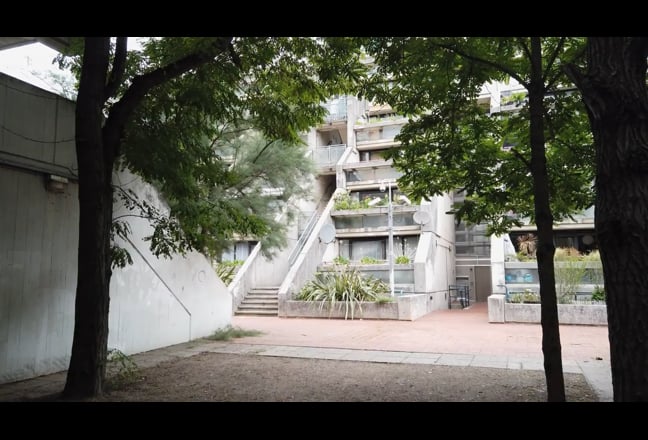 Architect designed flat with terrace & park views Main Photo