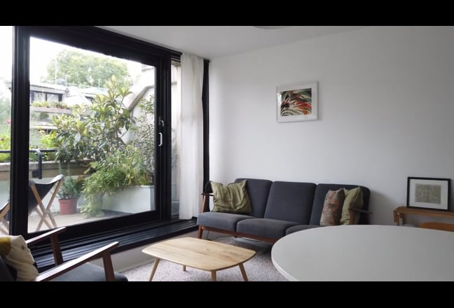Architect designed flat with terrace & park views Main Photo