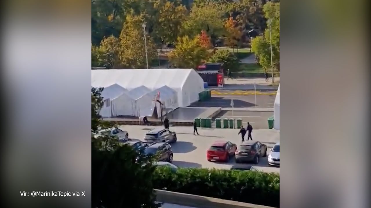 Streli in eksplozije pred srbskim parlamentom. Vučić: To je teroristično dejanje.
