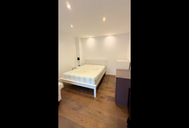 Furnished Room 5 Min Drive to Ealing Broadway Main Photo