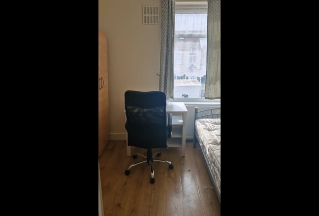 Single Room to Rent in Shared house, Edmonton N18 Main Photo