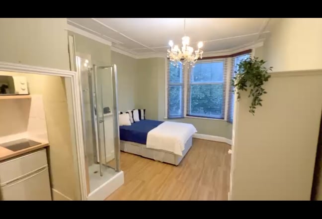 Double bedsit available in Acton Main Photo