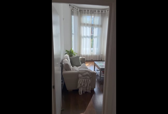 Beautiful sun filled girly apartment  Main Photo