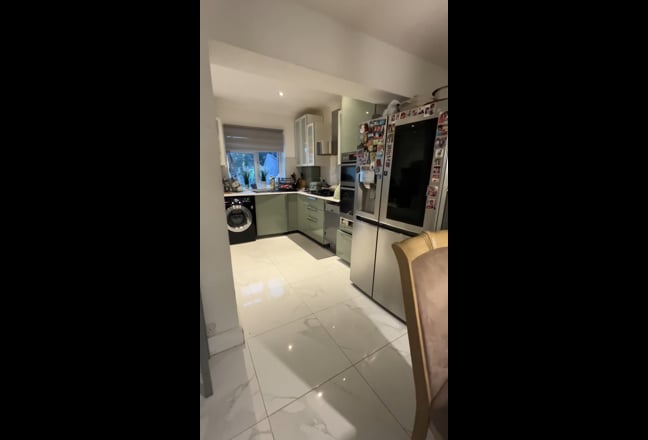 Large En-Suite Rooms Loft & Groundlv (Gants Hill) Main Photo