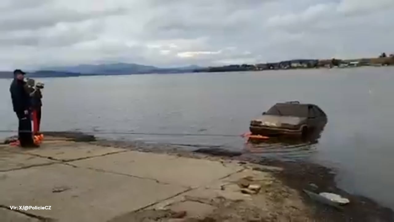 V jezeru na Češkem po več kot desetih letih našli dva Avstrijca