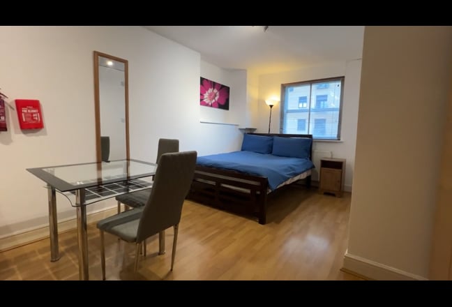 Spacious Studio with Full Kitchen in South Ken SW7 Main Photo