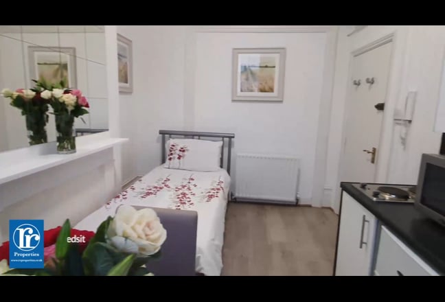 Sunny Room with Large Windows in SW3  Main Photo