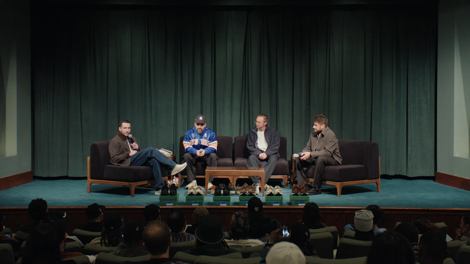 Kith ハンター II パンクチュエイテッド ロゴ クォータージップ Behind