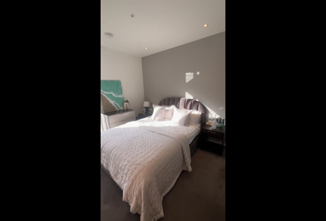 Modern Double Room En-suite for Sublet Main Photo