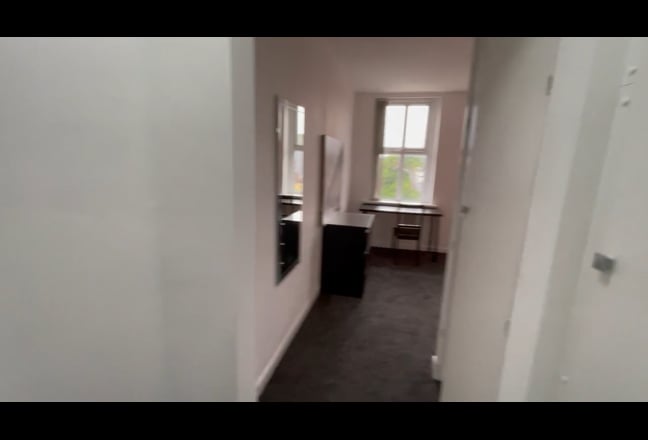 Refurbished room with kitchenette and ensuite Main Photo