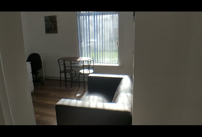 Cozy 1 bed studio 15 mins from JLR and city centre Main Photo
