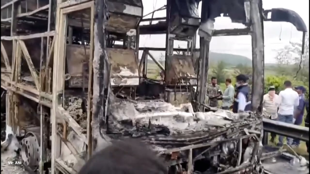 Tragedija v Indiji: po trčenju potniki živi zgoreli v avtobusu