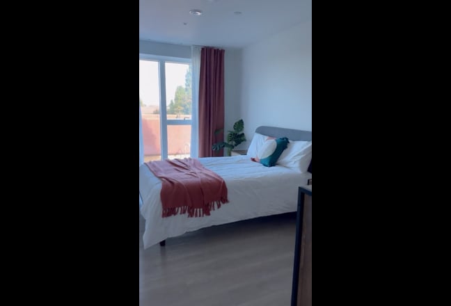 Spacious furnished double room Main Photo
