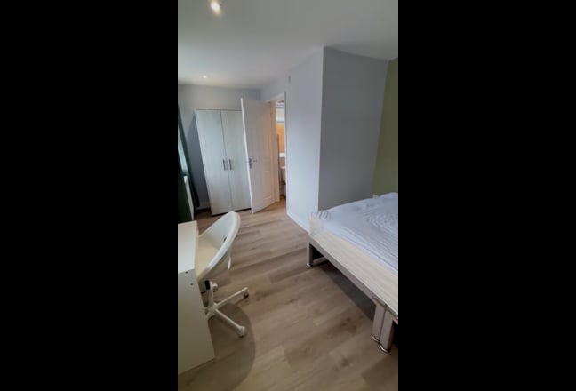 A well-presented fully furnished room Main Photo