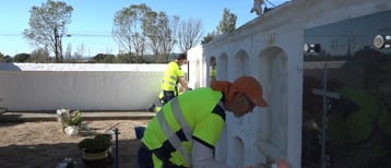 La Brigada municipal realitza tasques de manteniment en els cementiris escalencs