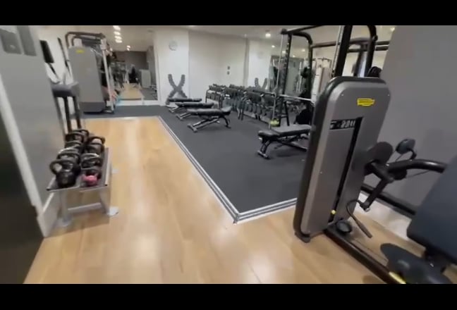 Beautiful room in Manor House - pool/gym access! Main Photo