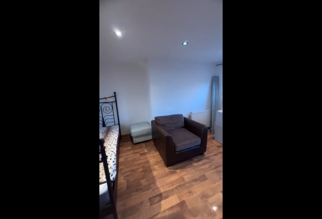 Large En-Suite Rooms Loft & Groundlv (Gants Hill) Main Photo