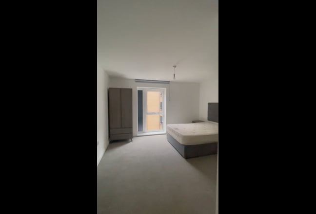 Large en-suite bedroom in five ways Main Photo