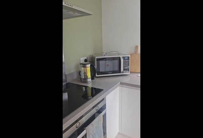 Newly refurbished 4 bedroom bungalow Main Photo