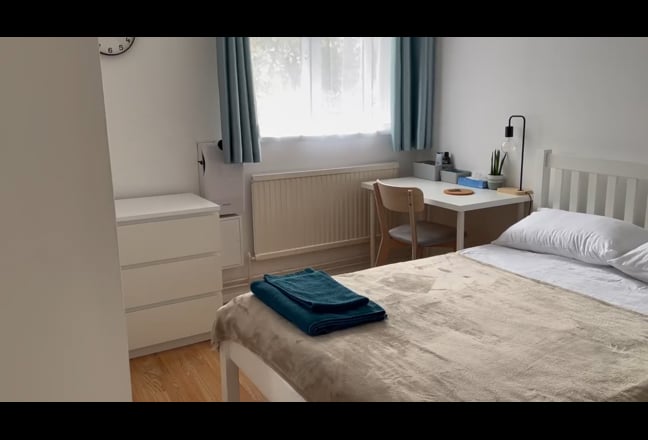 Cat-Friendly Home near Elizabeth Line - Bills Inc. Main Photo