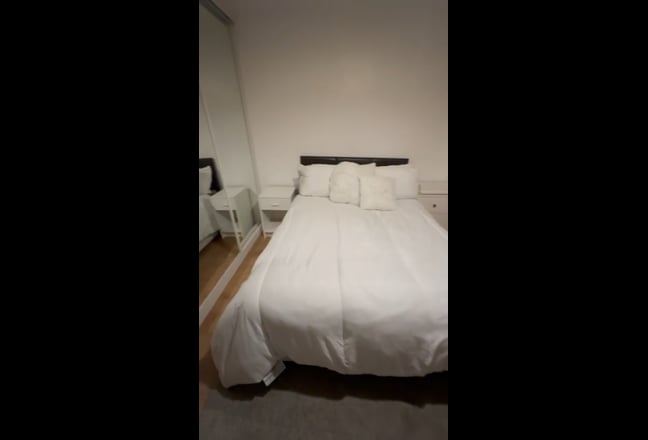 A large ensuiite room close to Hendon Station Main Photo