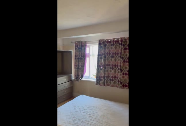 Sharing room available  Main Photo