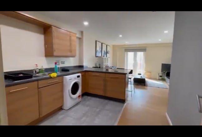 Single room vacant in a four bedroom apartment Main Photo