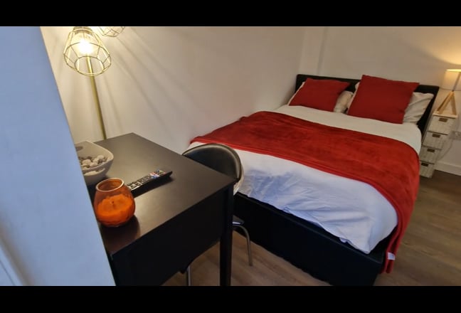 Superb Studio 500m Subway,all  bills inc,main door Main Photo