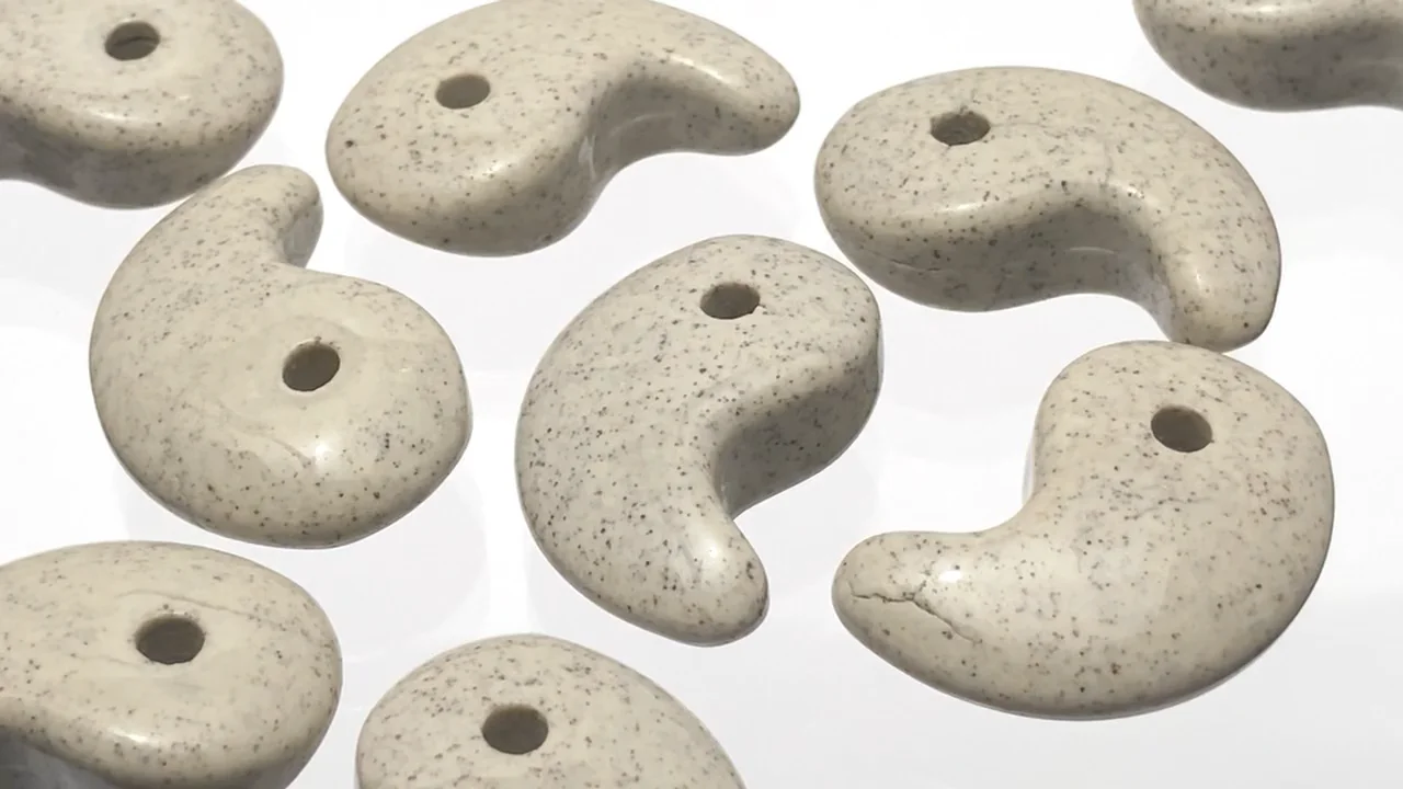 ◇天然記念物◇台湾産高純度北投石 勾玉 30×20mm 1個｜天然石ビーズの